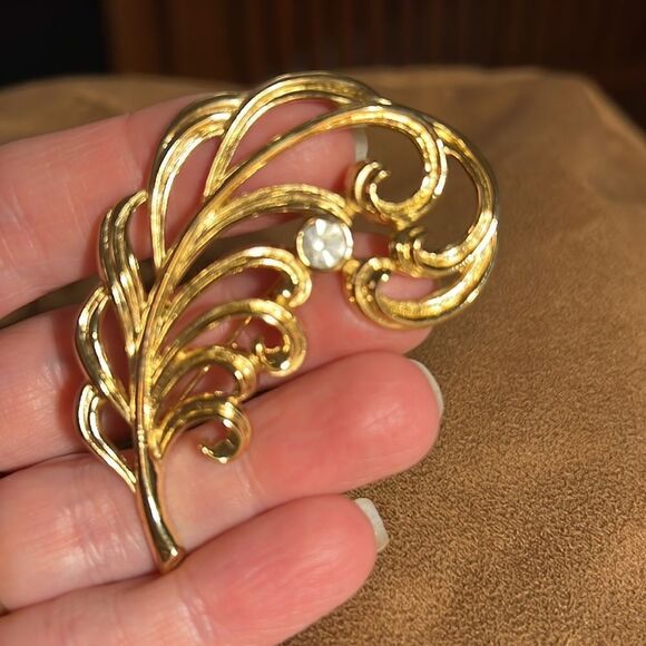 Avon Vintage Precious plume gold pin. - Picture 2 of 3